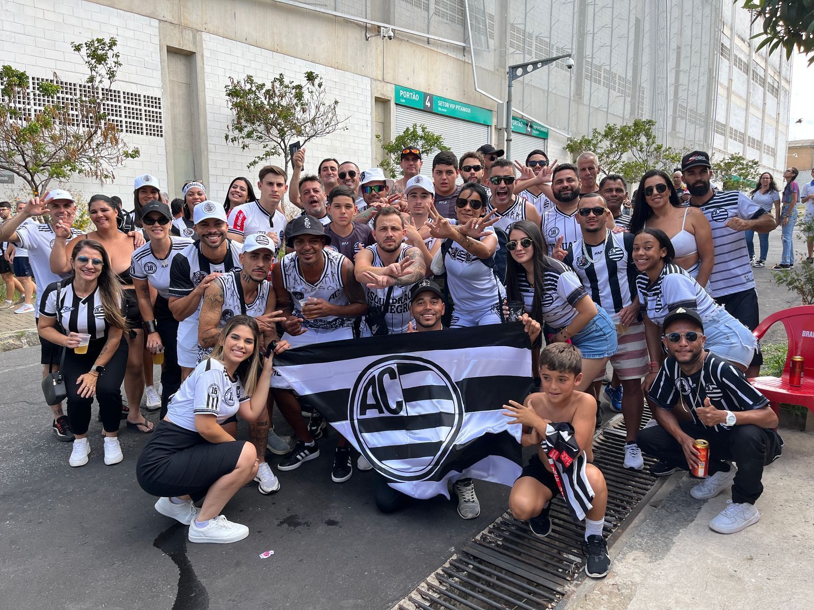 Torcida do Athletic 'invade' BH e faz festa antes de estreia no Independência