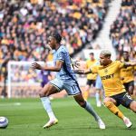 Em campo, brasileiro questiona substituição durante partida na Premier League