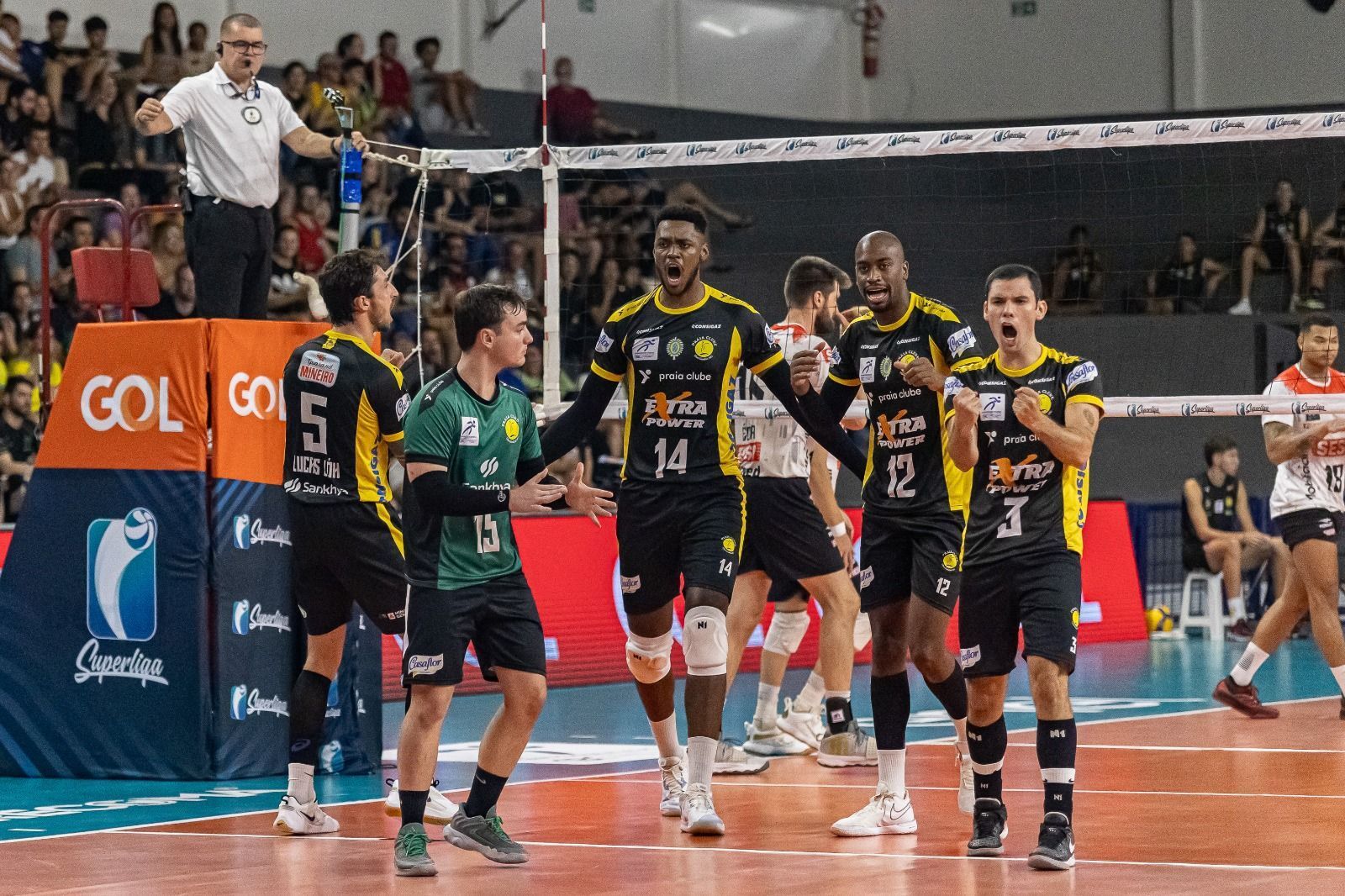 Praia Clube vence Sesi Bauru e força terceiro jogo na Superliga