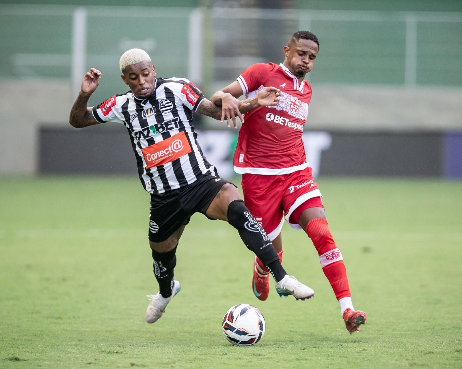 Ex-Cruzeiro é alvo da torcida do Athletic após derrota para o CRB