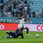 Flamengo domina o Grêmio, vence fora de casa e sobe na tabela do Brasileirão