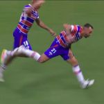 Fortaleza perde Moisés por lesão após empurrão de Deyverson em gol anulado