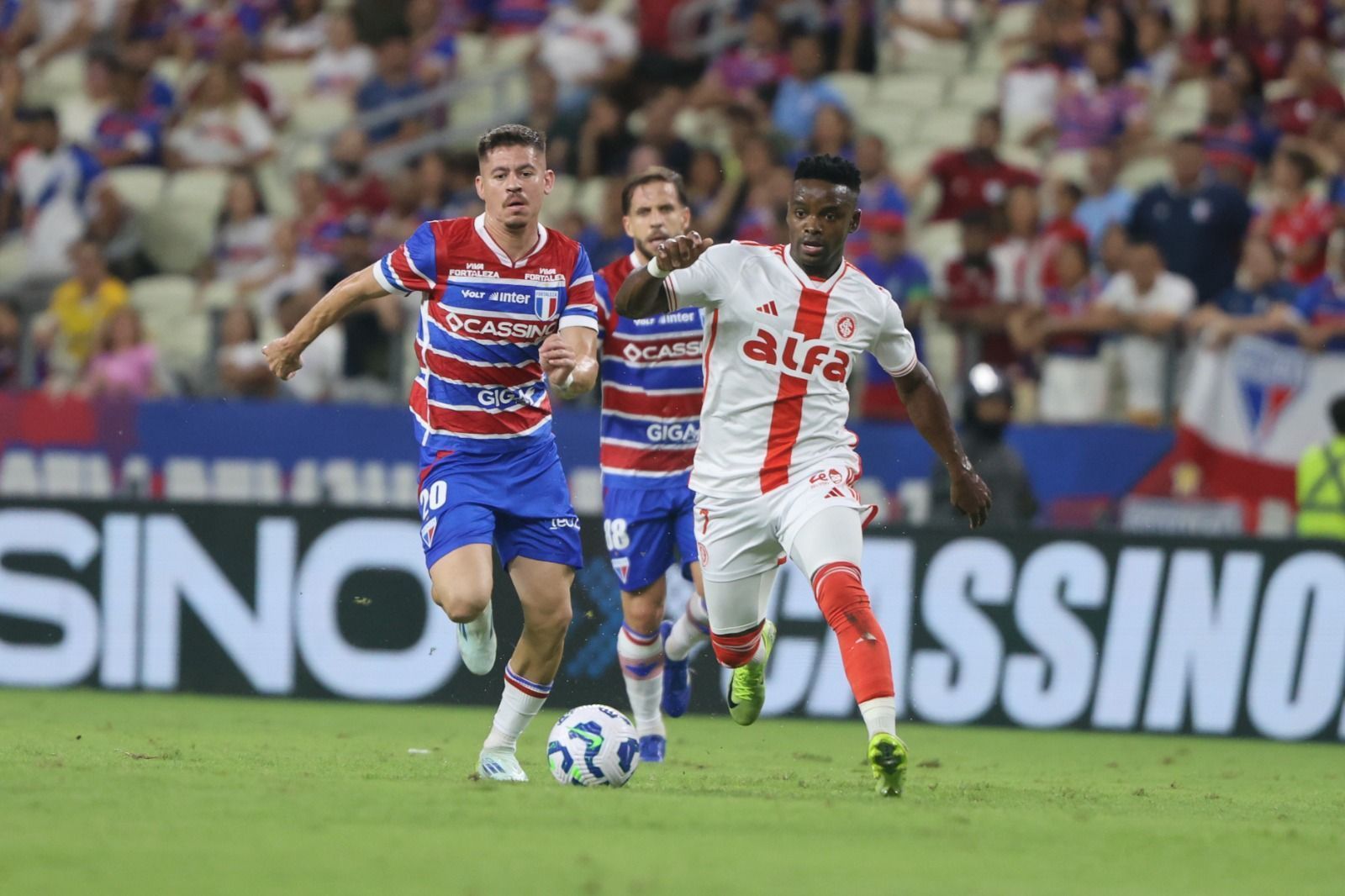 Com gol anulado e lance bizarro, Fortaleza e Internacional empatam no Castelão