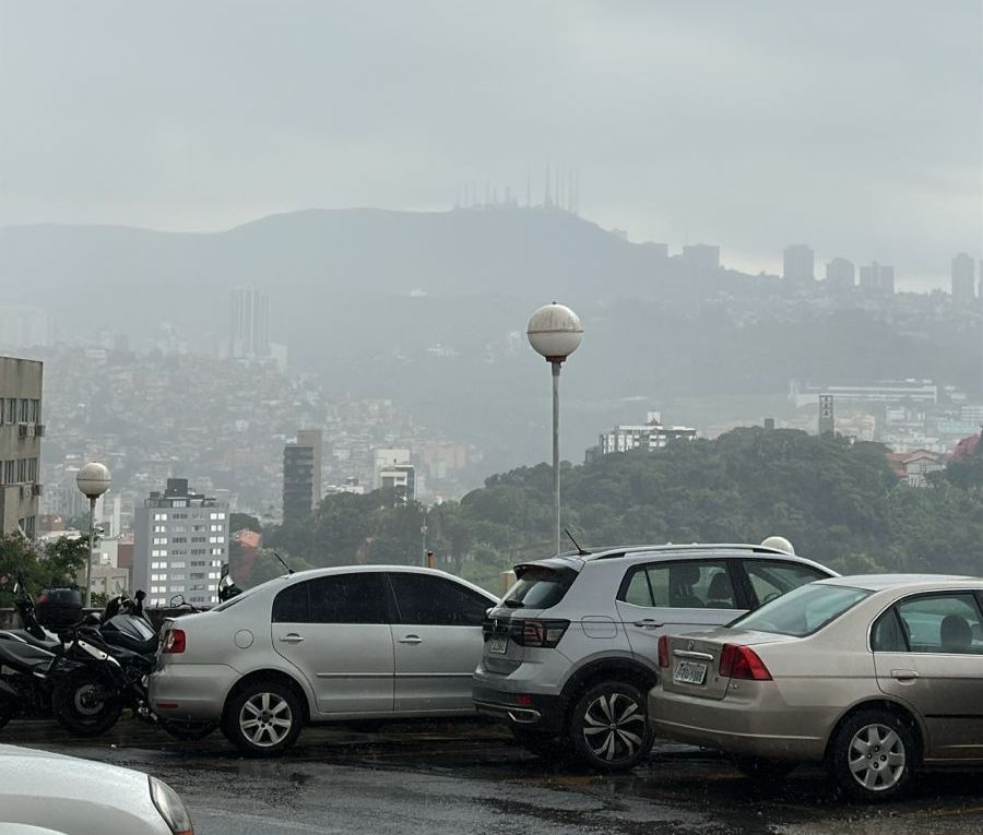 Chove forte em Belo Horizonte na tarde desta segunda-feira (14)