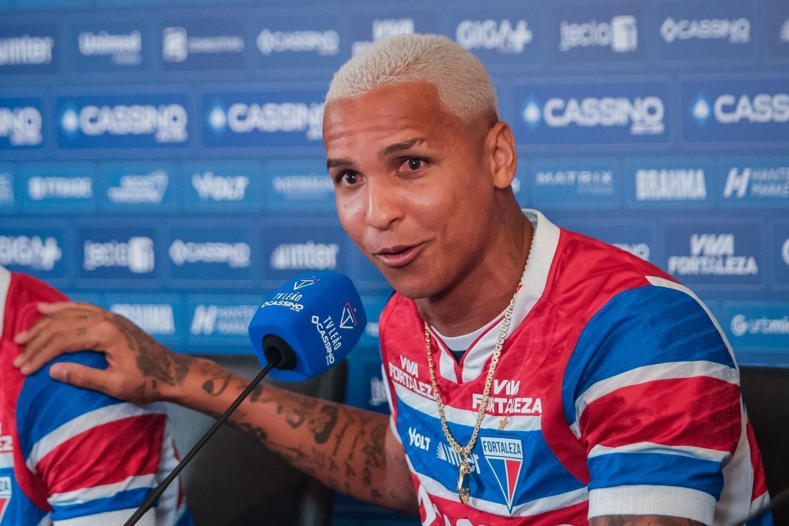 Deyverson reage a lance inusitado em gol do Fortaleza e se desculpa com Moisés
