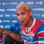 Deyverson reage a lance inusitado em gol do Fortaleza e se desculpa com Moisés