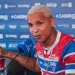 Deyverson reage a lance inusitado em gol do Fortaleza e se desculpa com Moisés