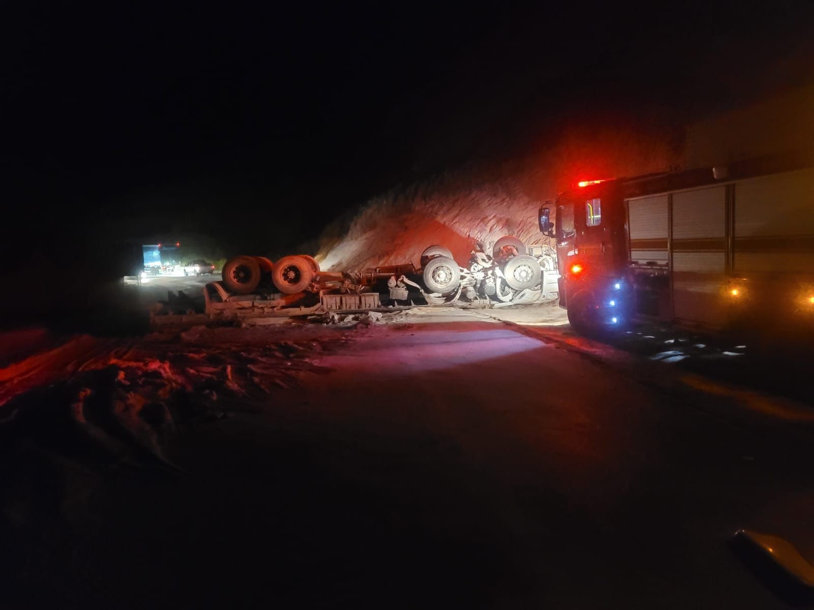 Motorista morre após caminhão capotar em BR do norte de MG
