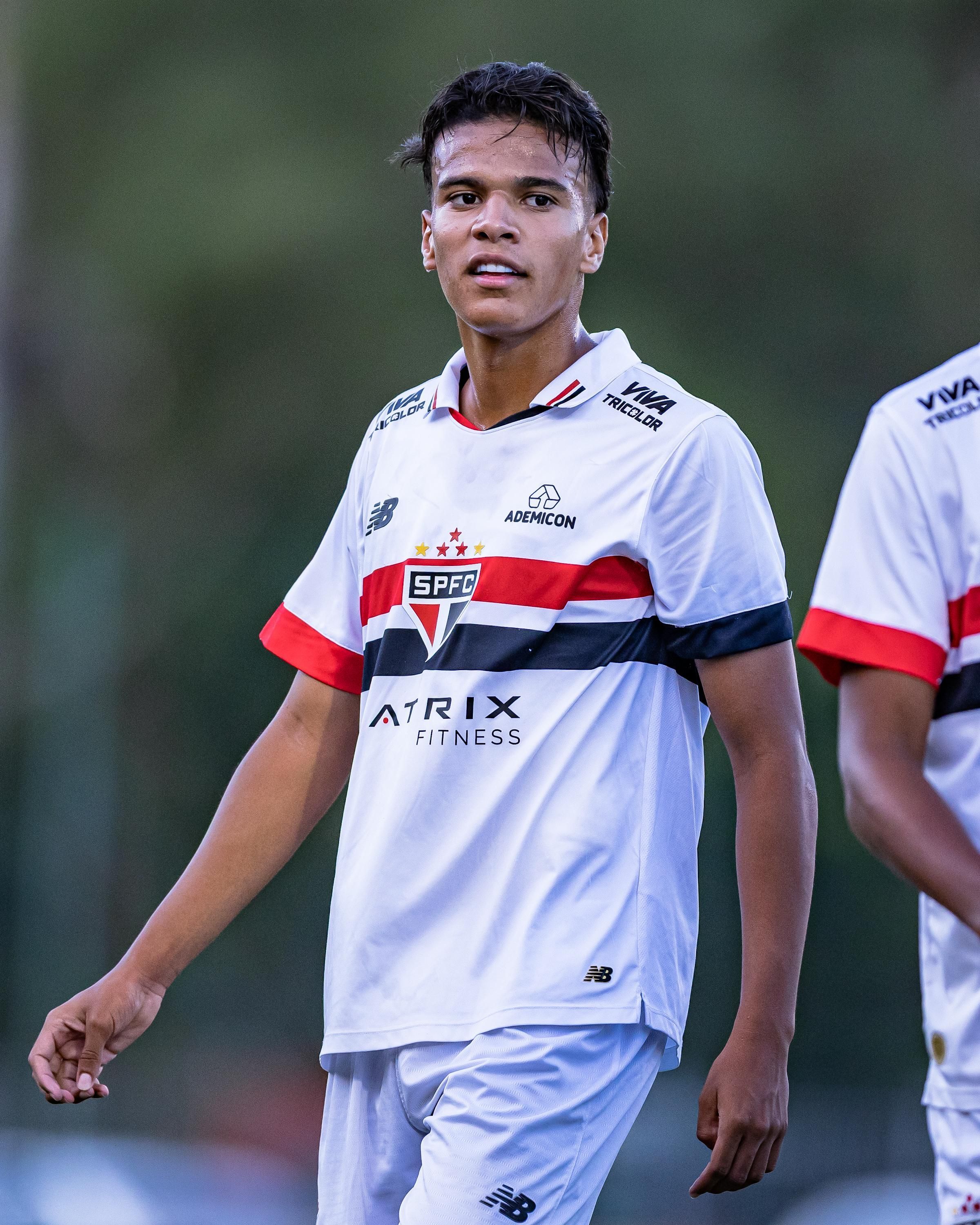 Promessa do São Paulo celebra estreia no Paulistão Sub-17 e projeta futuro