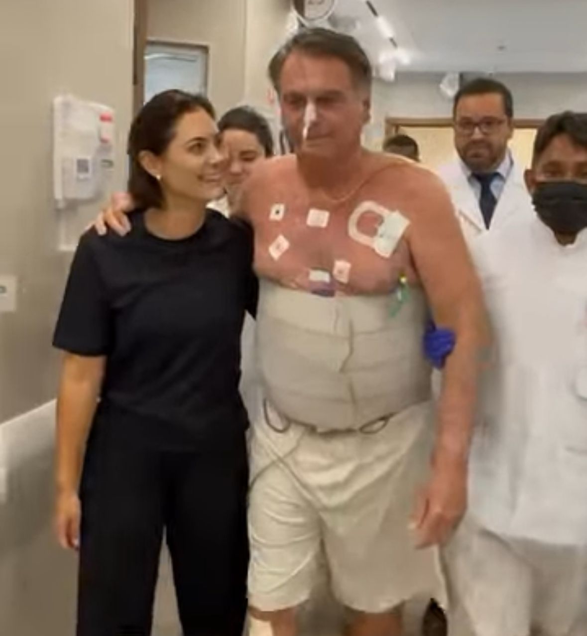 Bolsonaro caminha no hospital com a ajuda de Michelle
