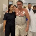 Bolsonaro caminha no hospital com a ajuda de Michelle