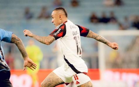 Everton Cebolinha em ação pelo Flamengo diante do Grêmio, pelo Campeonato Brasileiro