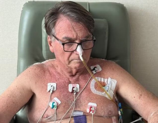 Bolsonaro publica nova foto em hospital após cirurgia: 'Fé e confiança'