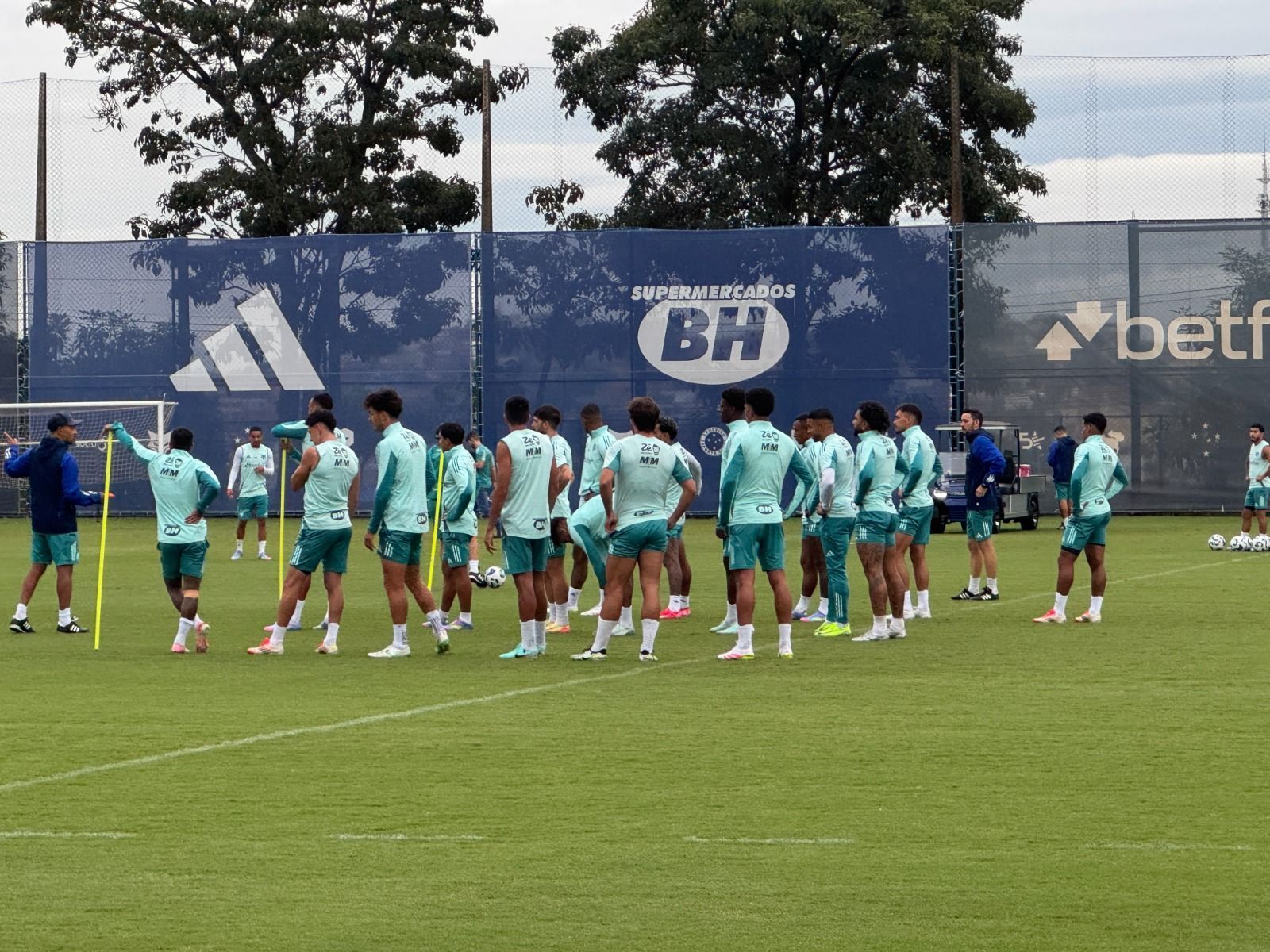 Com Dinenno e sem Bolasie, Cruzeiro encerra preparação para duelo com Bahia