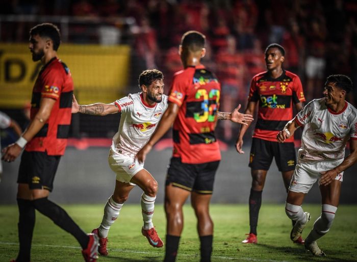 Juninho Capixaba marcou gol pelo Bragantino contra o Sport pelo Campeonato Brasileiro Juninho Capixaba marcou gol pelo Bragantino contra o Sport pelo Campeonato Brasileiro