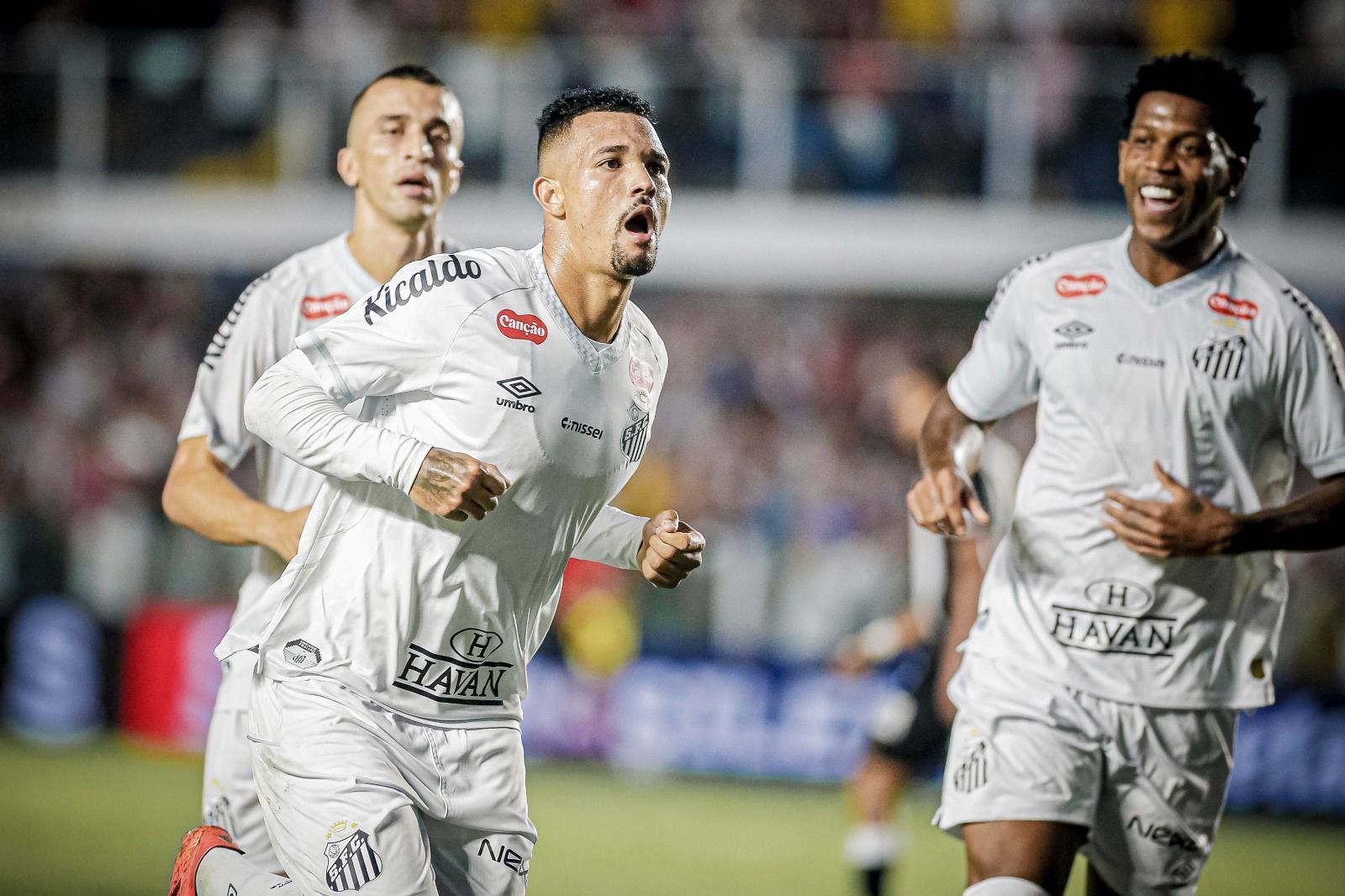 Zé Ivaldo, do Santos, imita galinha ao marcar sobre Atlético em 'jogada cruzeirense’