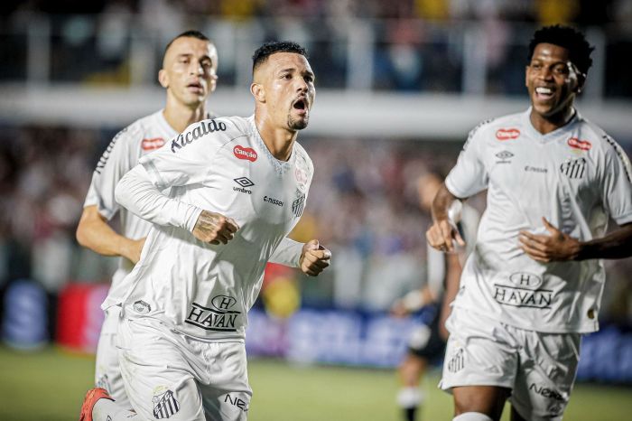 Emprestado pelo Cruzeiro, Zé Ivaldo comemora gol pelo Santos contra o Atlético