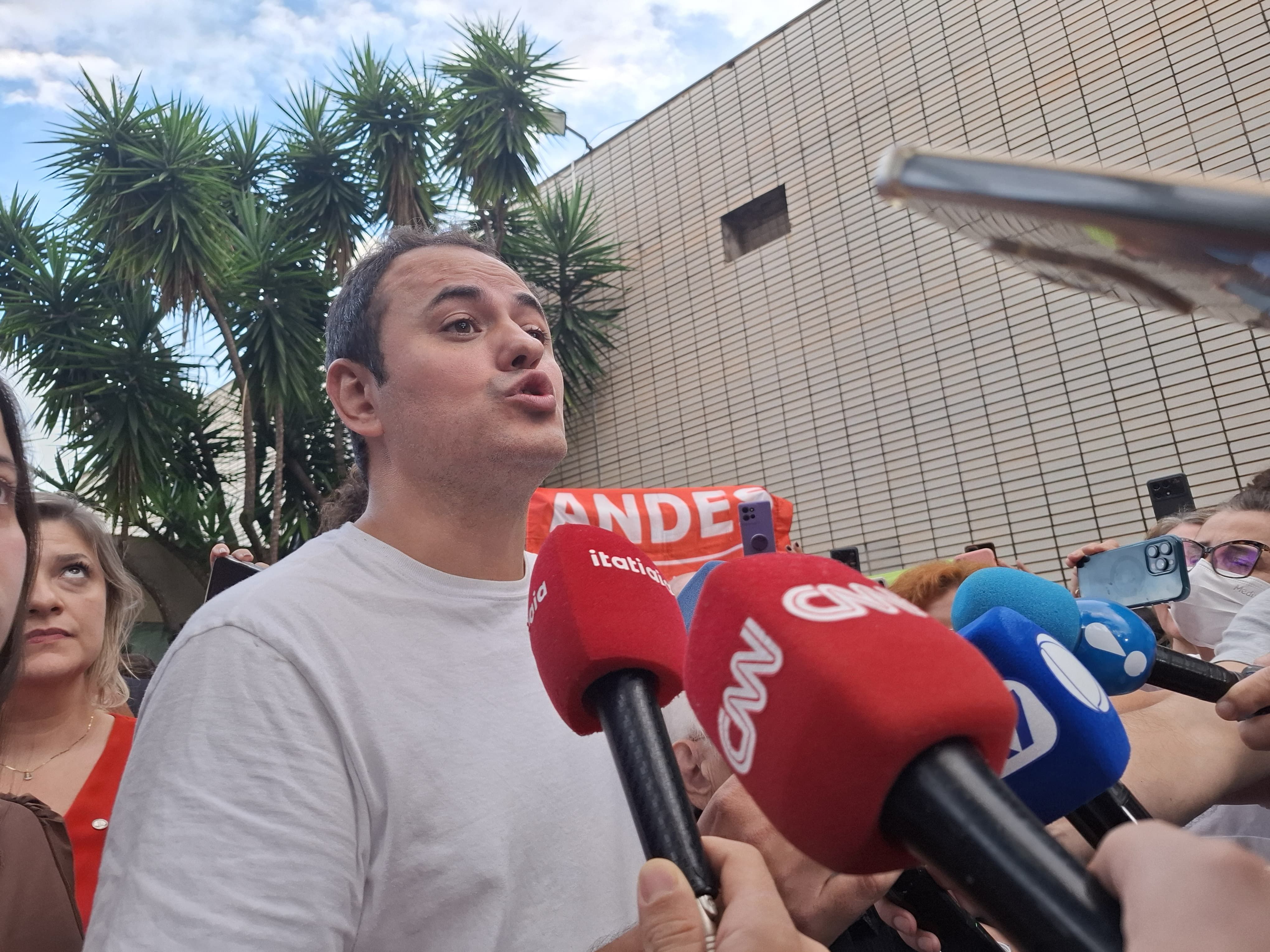 Glauber Braga anuncia suspensão da greve de fome após acordo na Câmara