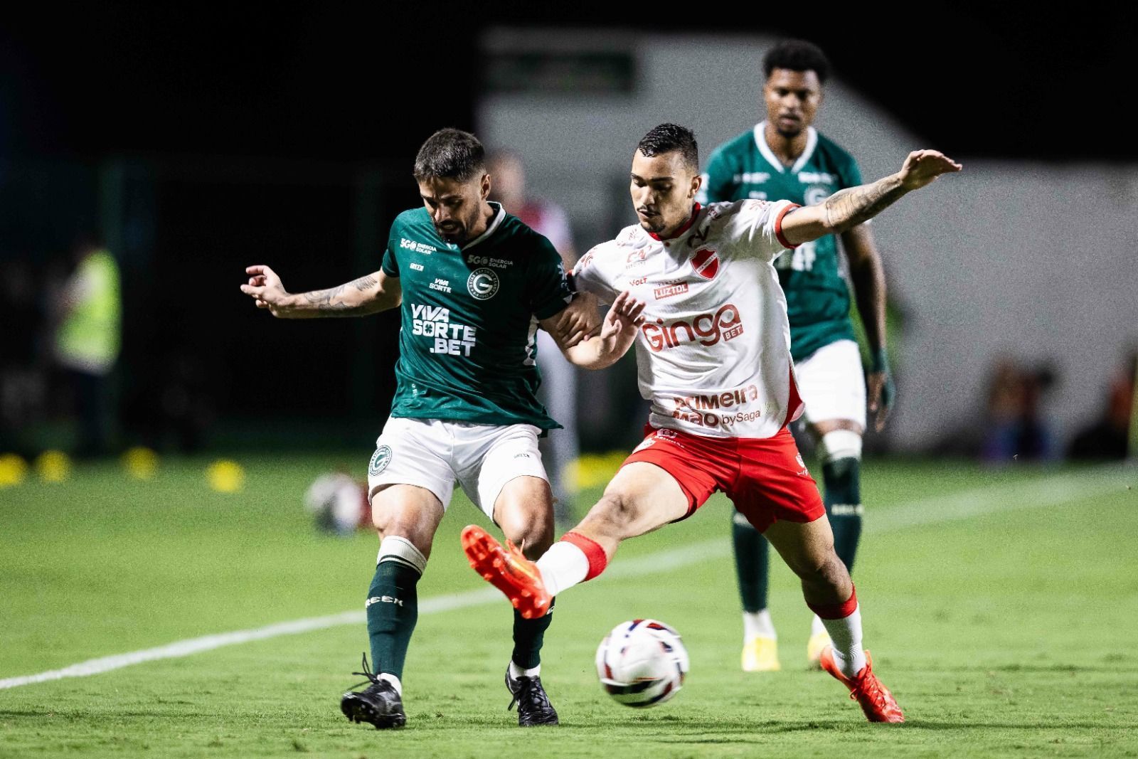 Com gol no fim, Vila Nova arranca empate com o Goiás em clássico pela Série B
