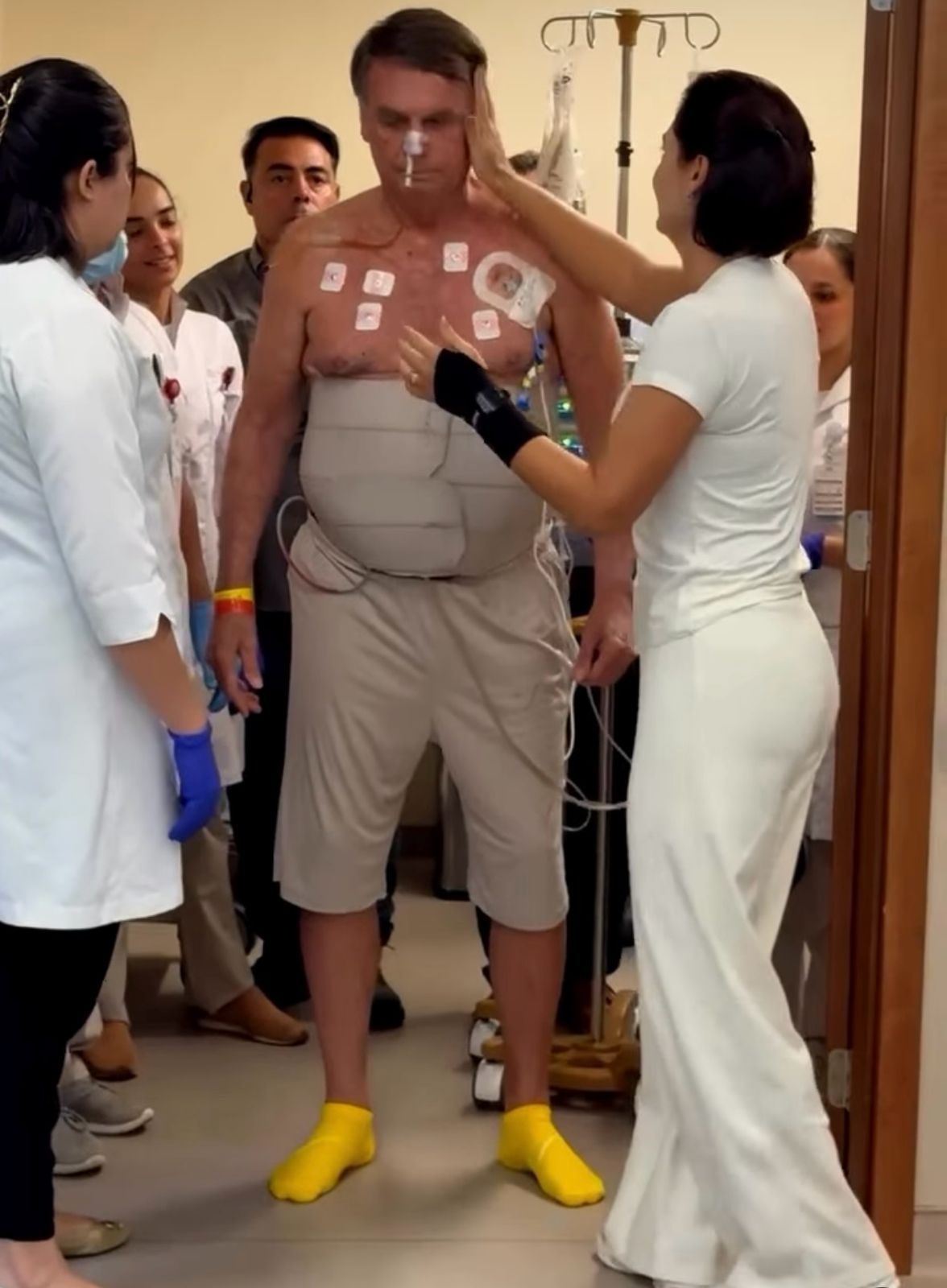 Bolsonaro caminha pelo hospital em processo de recuperação de cirurgia