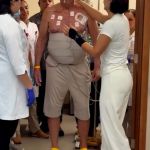 Bolsonaro caminha pelo hospital em processo de recuperação de cirurgia