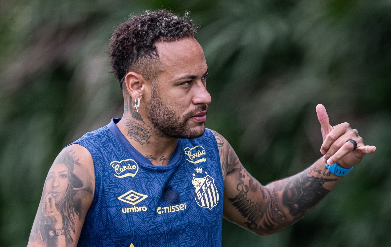 Destaque do Cruzeiro exalta Neymar, lamenta lesões e revela desejo