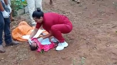 Recém-nascido tem orelha e pé arrancados por animal após ser abandonado em lote vago em MG