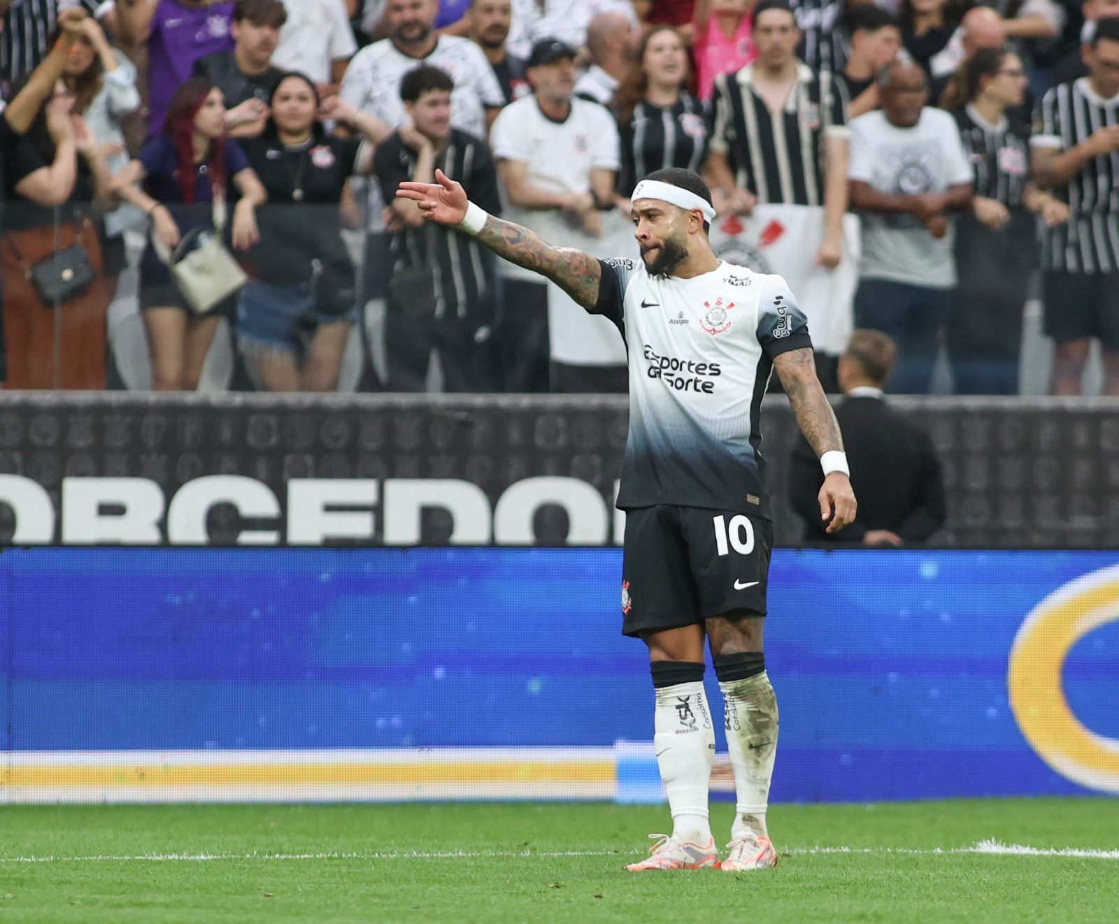 Elenco do Corinthians reage às declarações fortes de Memphis Depay