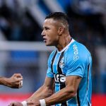 Ex-Cruzeiro, Marlon se credencia como titular do Grêmio após estreia no GreNal