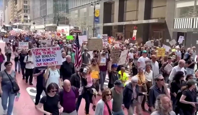 Milhares de pessoas vão as ruas dos EUA em protestos contra políticas de Trump