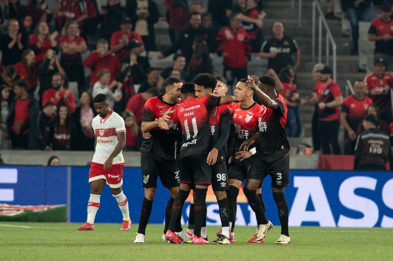 Ex-Atlético marca, Athletico-PR vence CRB e retoma liderança da Série B