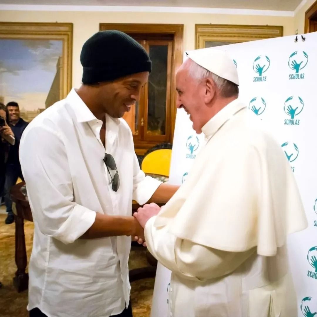 Ídolo do Atlético se emocionou ao se encontrar com Papa Francisco; relembre
