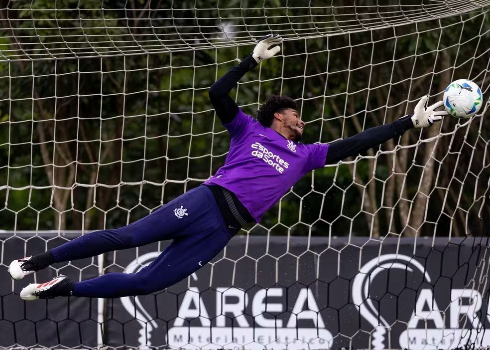 Corinthians: Hugo Souza treina com bola e pode reforçar time na Sul-Americana