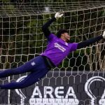 Corinthians: Hugo Souza treina com bola e pode reforçar time na Sul-Americana