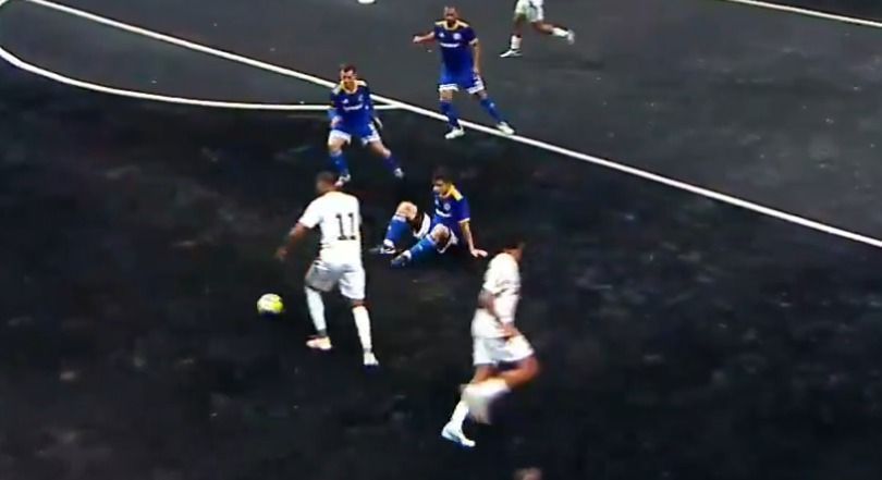 Ex-Atlético e Cruzeiro, Dodô é driblado e fica no chão na Kings League; assista
