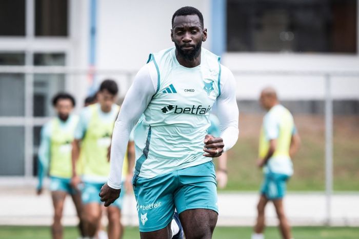 Bolasie, atacante do Cruzeiro, durante treinamento