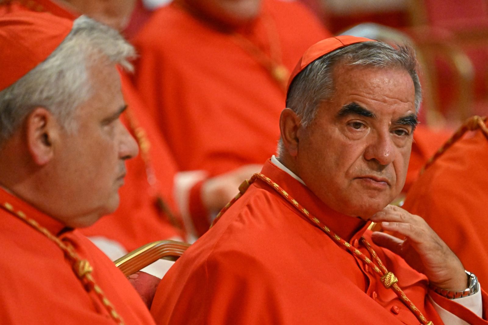 Morte do Papa Francisco: conheça Becciu, cardeal condenado por peculato e que quer participar do conclave