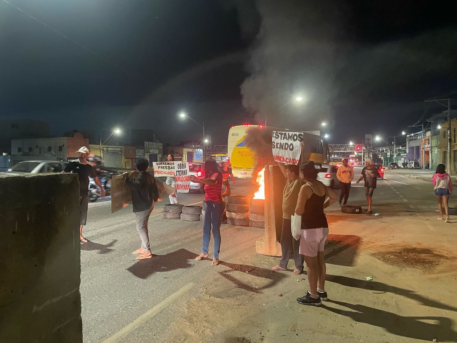 Protesto contra obra da PBH interdita faixa da Cristiano Machado: 'imóveis estão trincando'