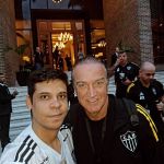 Torcedor venezuelano do Atlético conhece Cuca após capotar o carro para ver o time