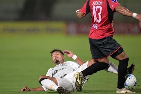 Gabriel Menino, do Atlético, se contundiu no jogo contra o Caracas pela Copa Sul-Americana