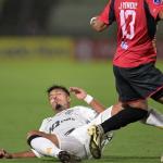 Titular do Atlético sente dores no joelho e é substituído em duelo com Caracas