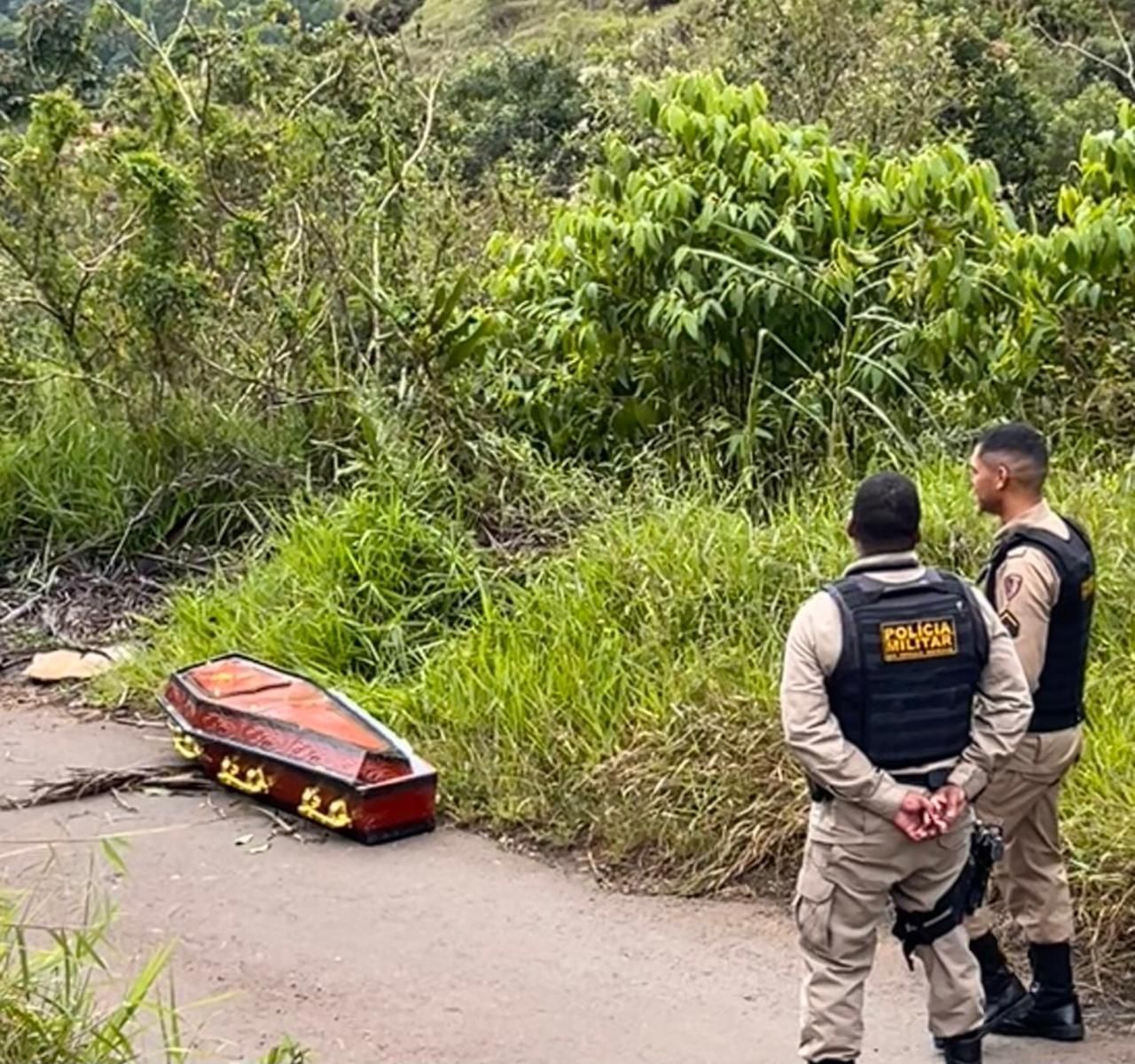 Caixão com manchas de sangue é encontrado em matagal de Ouro Preto