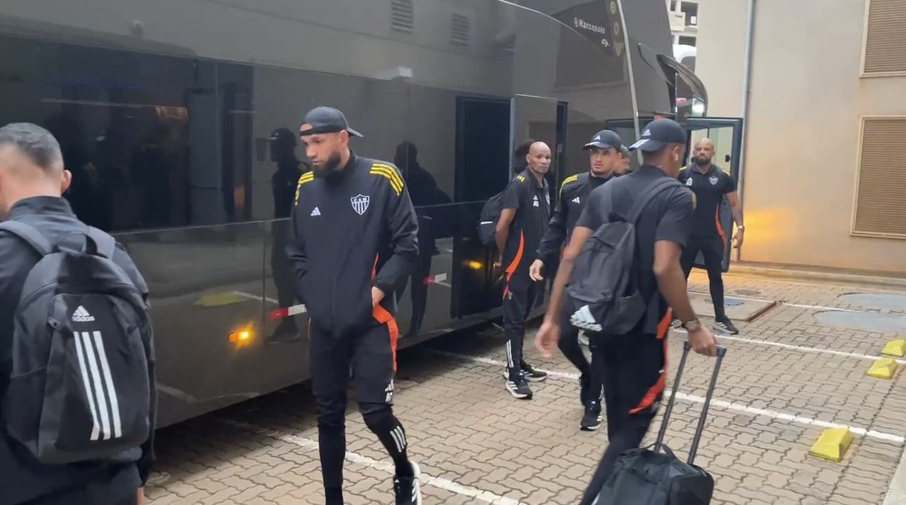 Atlético chega ao interior paulista para confronto com Mirassol; veja imagens