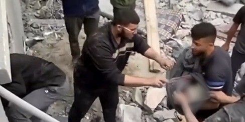 Palestinos procuram por sobreviventes em escombros após ataque em Gaza; veja vídeo