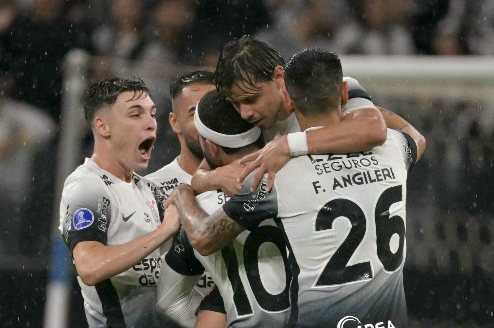 Com um a menos, Corinthians vence o Racing-URU e desencanta na Sul-Americana