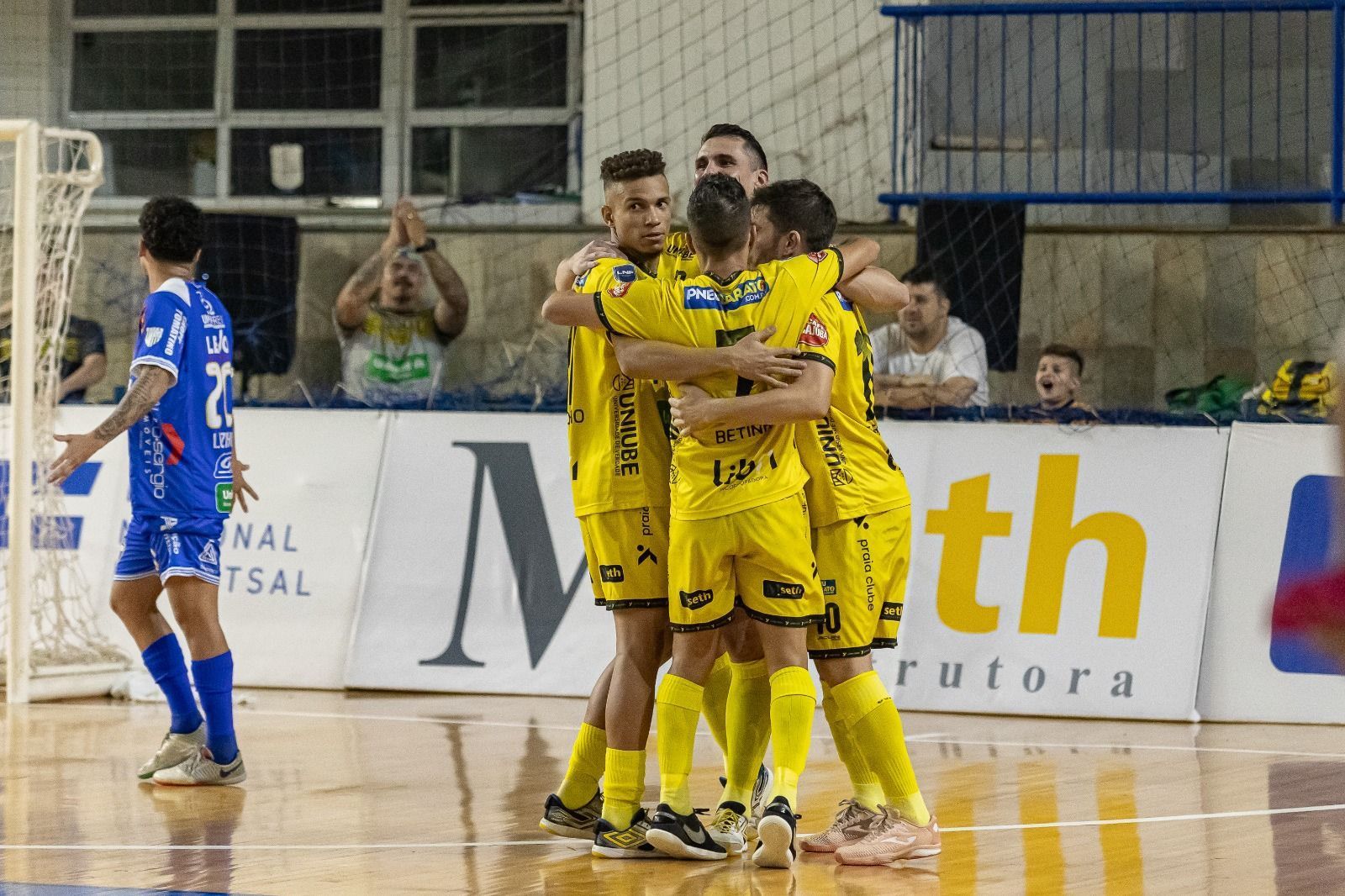 Praia Clube goleia Umuarama e segue 100% na Liga Nacional de Futsal