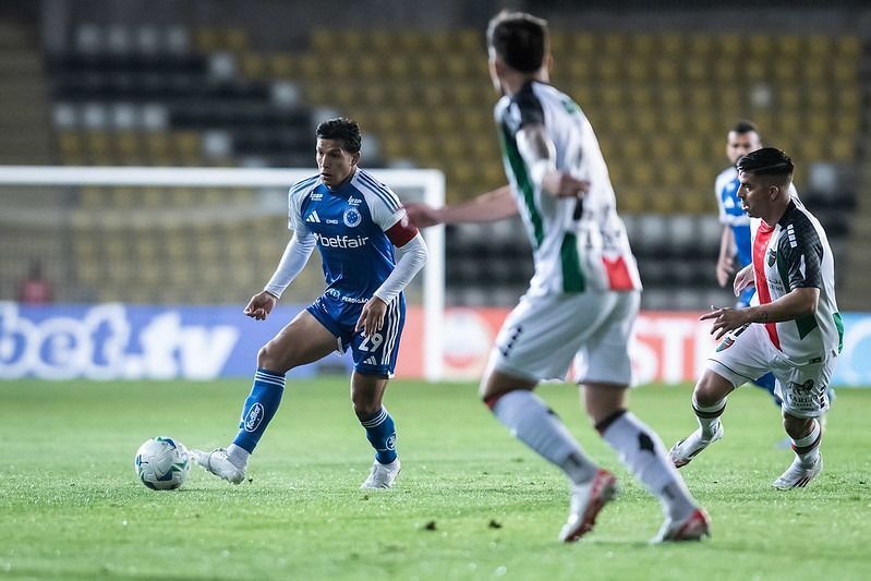 Cruzeiro vacila, perde para o Palestino e fica em situação crítica na Sul-Americana