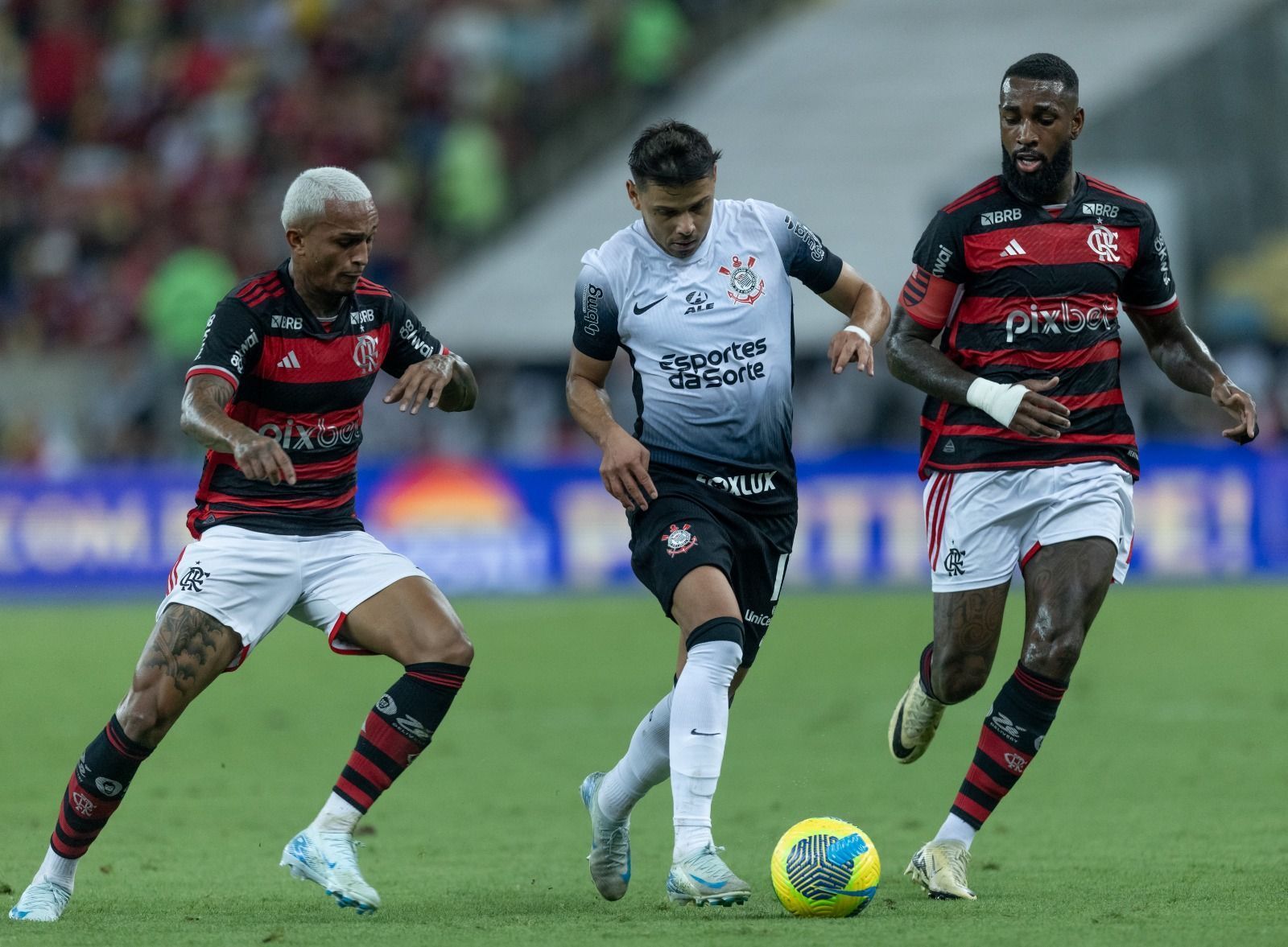 De olho na liderança da Série A, Flamengo recebe o Corinthians no Maracanã
