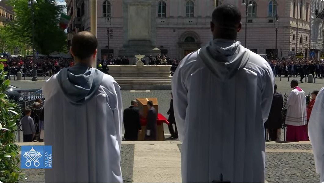 Caixão do Papa Francisco chega à Basílica de Santa Maria Maior ao som dos sinos