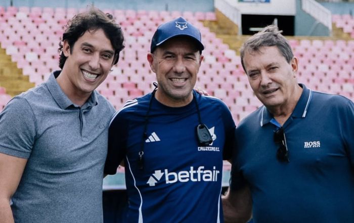Bruno Lourenço, Leonardo Jardim e Pedro Lourenço durante treinamento do Cruzeiro no Parque do Sabiá, neste sábado (26)
